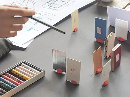im Design Thinking Workshop: schneller Prototyp einer Raumsituation mit kleinen Pappen und Knetmasse auf Tischplatte
