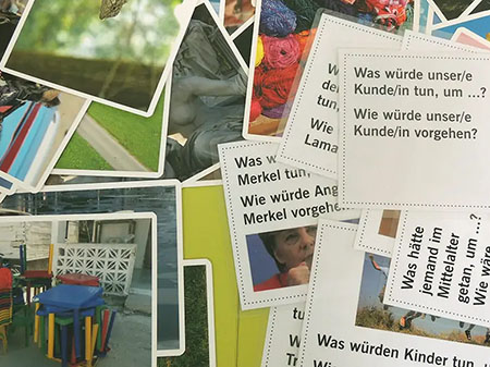 im Visions Workshop zur Inspiration aufgefächerte Bild- und Fragen-Karten 