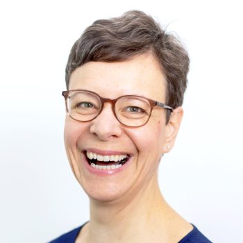 Moderatorin Esther Schaefer lacht laut
