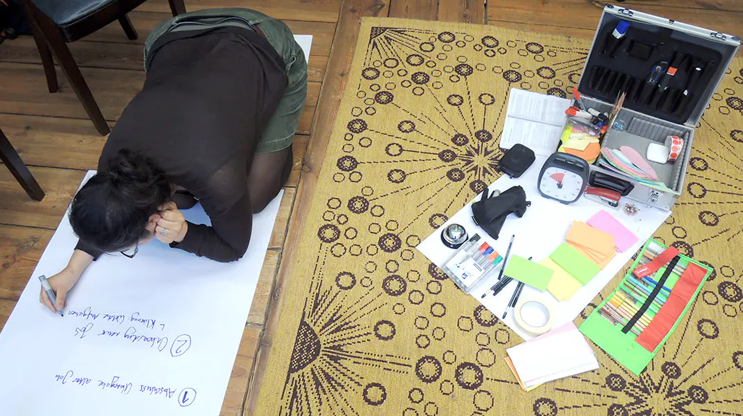 teilnehmerin_boden_moderationskoffer_web Zusammenarbeits-Workshop, Symbolbild