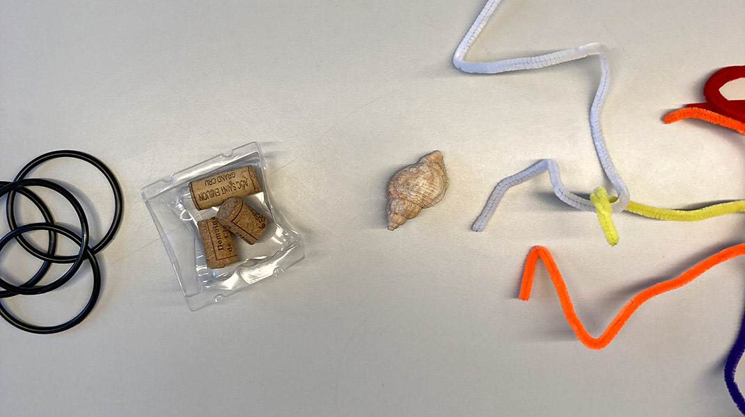 Aufstellung von Gegenständen als Zeitleiste zum Projektabschluss. Symbolbild