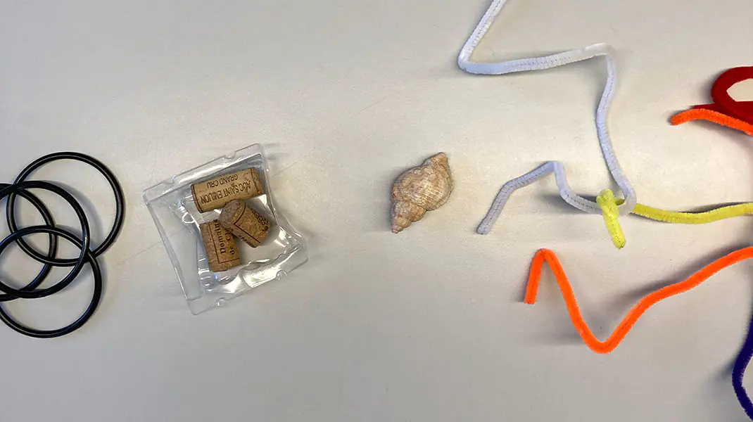 tischtimeline-aufstellung-dinge-web Aufstellung von Gegenständen als Zeitleiste zum Projektabschluss. Symbolbild